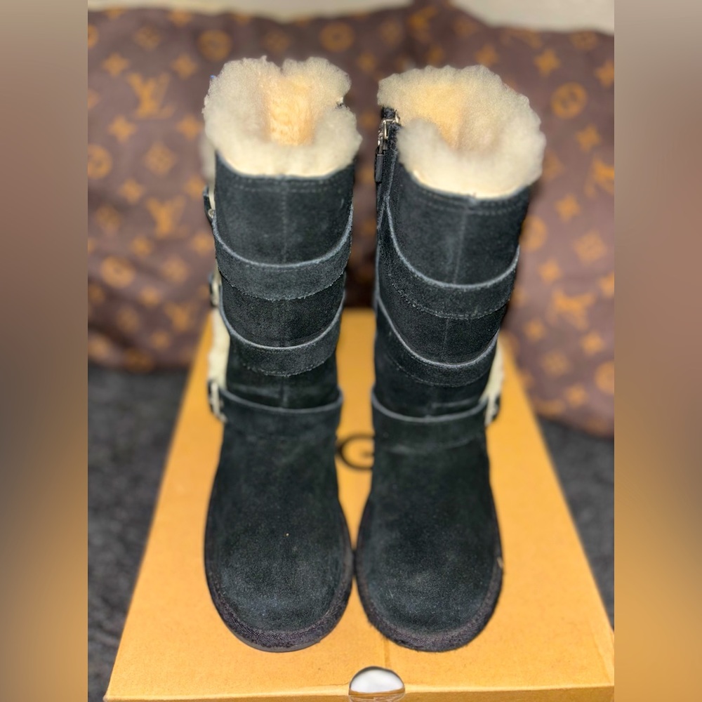UGG - Picture 2 of 10